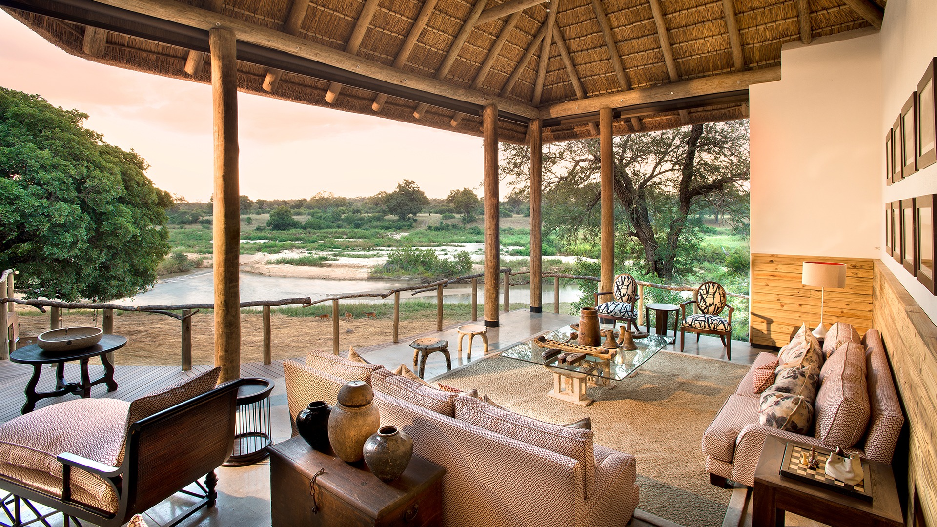 Main-Deck-at-Dulini-River-Lodge